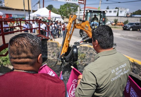 Fortalece Omar Muñoz limpieza de canales con entrega de retroexcavadoras en Cuautlancingo