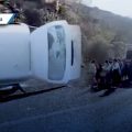 Unidad del transporte público termina volcado en Coxcatlán