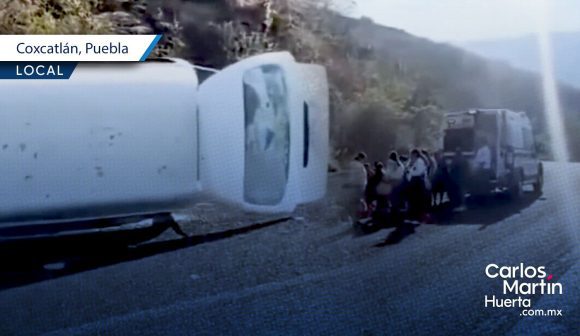 Unidad del transporte público termina volcado en Coxcatlán