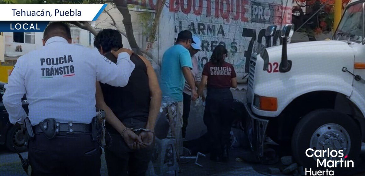 Grúa se estrella contra puesto de comida en Tehuacán; madre e hija terminan heridas de gravedad