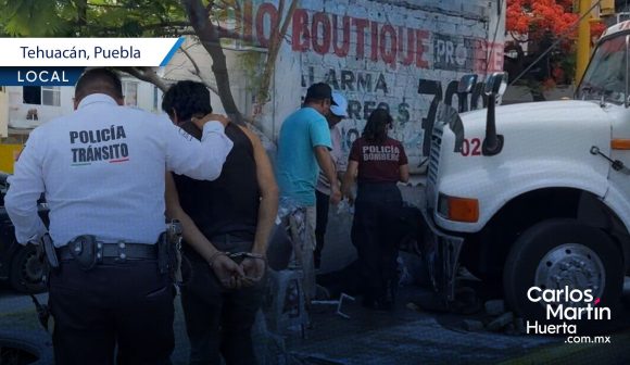 Grúa se estrella contra puesto de comida en Tehuacán; madre e hija terminan heridas de gravedad