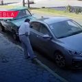 Hombre raya coche a estudiante de la BUAP por estacionarse frente a su negocio