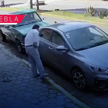 Hombre raya coche a estudiante de la BUAP por estacionarse frente a su negocio