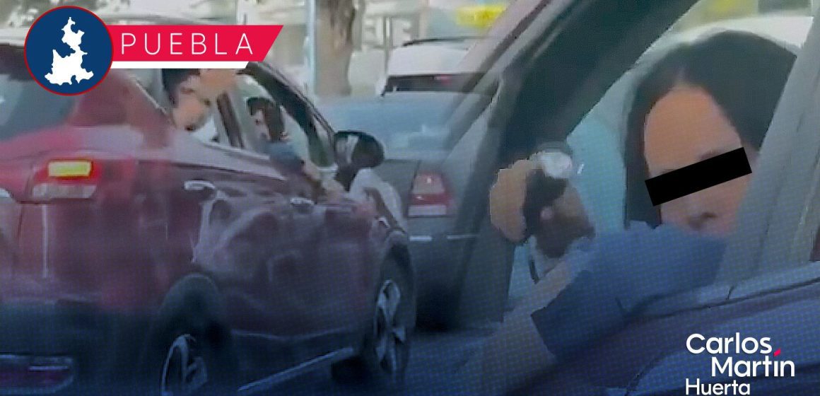 Captan a presunta profesora del colegio La Salle amenazando con un taser a automovilista