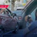 Captan a presunta profesora del colegio La Salle amenazando con un taser a automovilista