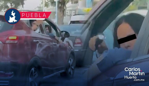 Captan a presunta profesora del colegio La Salle amenazando con un taser a automovilista