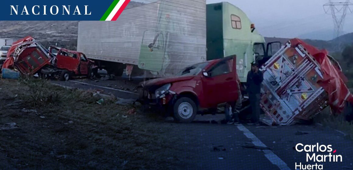 Camioneta termina partida a la mitad tras accidente en la Cuacnopalan-Oaxaca