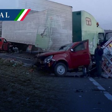 Camioneta termina partida a la mitad tras accidente en la Cuacnopalan-Oaxaca