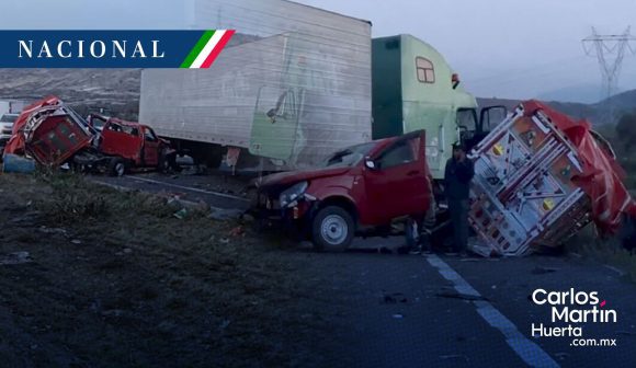 Camioneta termina partida a la mitad tras accidente en la Cuacnopalan-Oaxaca