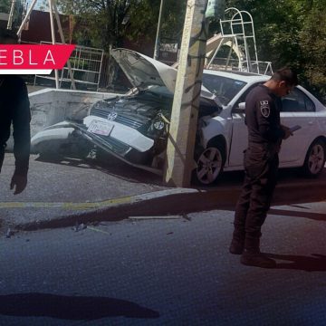 Vehículo termina incrustado sobre la 11 Sur tras distracción de conductora