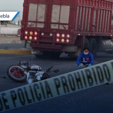 Mujer muere tras accidentarse en motocicleta en Tecamachalco; no traía casco