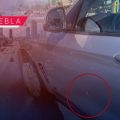 ¡OTRA VEZ! Bala perdida impacta en vehículo en la Vía Atlixcáyotl