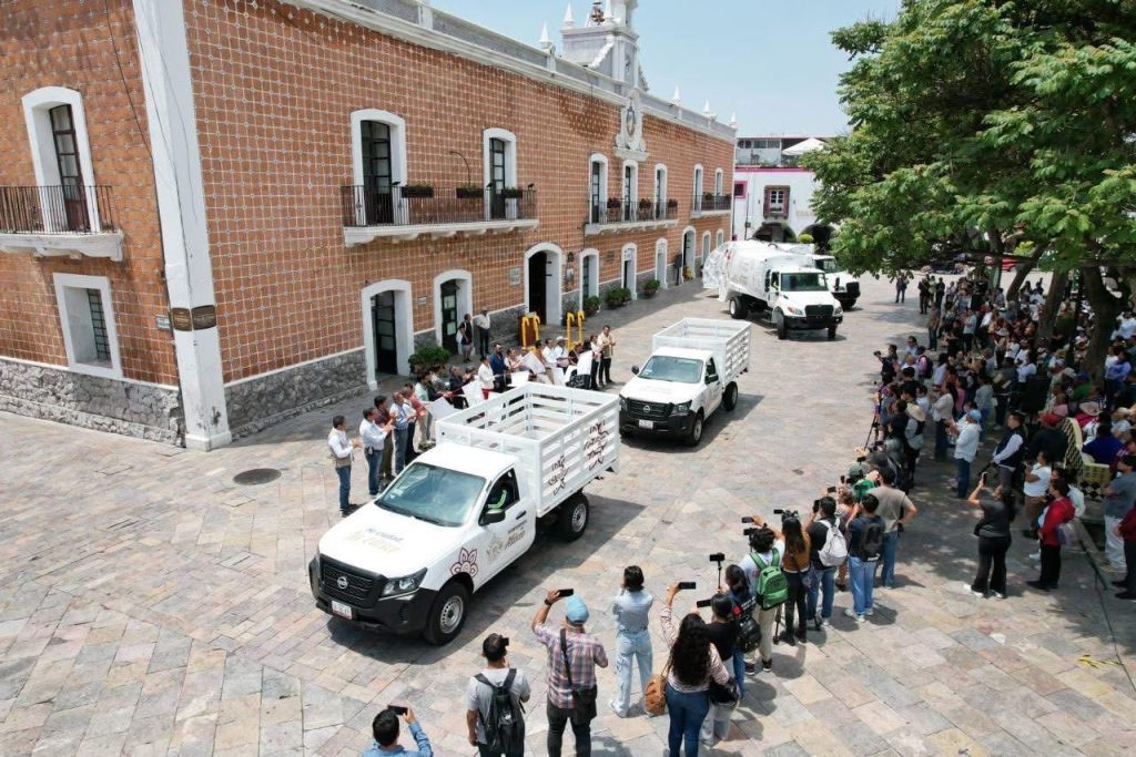 Camiones recolectores nuevos para Atlixco: Ariadna Ayala fortalece los servicios públicos 1 WhatsApp Image 2026 05 27 at 7.11.34 PM
