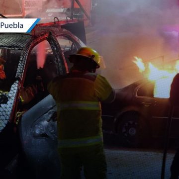 Vehículo termina en llamas tras falla mecánica en Cuautlancingo