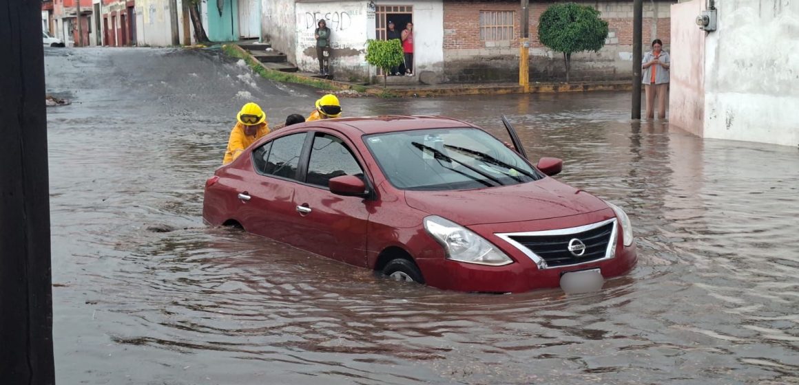 ¡Caos por tormenta en Puebla! Rescatan automovilistas y retiran el granizo