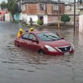¡Caos por tormenta en Puebla! Rescatan automovilistas y retiran el granizo
