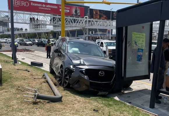 Choque en Atlixcáyotl por exceso de velocidad deja tres personas lesionadas