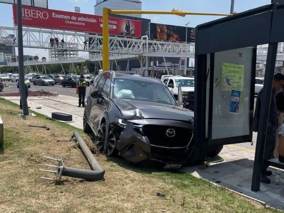 Choque en Atlixcáyotl por exceso de velocidad deja tres personas lesionadas