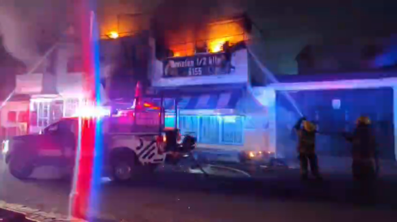 Incendio en negocio de hamburguesas deja un hombre lesionado en Momoxpan