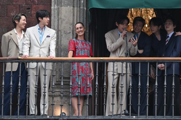 BTS provoca euforia en el Zócalo de la Ciudad de México junto a Claudia Sheinbaum ante 50 mil fans