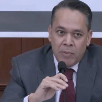 Exfuncionario de Sinaloa se entrega en EE.UU.; lo investigan por presuntos nexos criminales