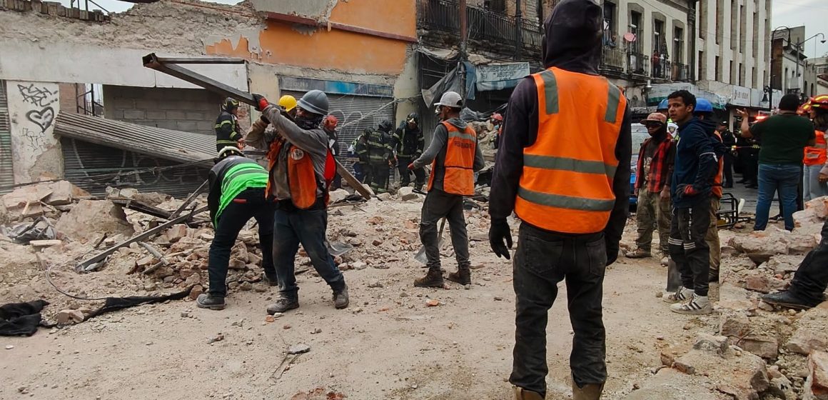derrumbe Colapsa barda en restauración en el Centro Histórico de CDMX; hay cuatro lesionados
