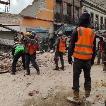 Colapsa barda en restauración en el Centro Histórico de CDMX; hay cuatro lesionados