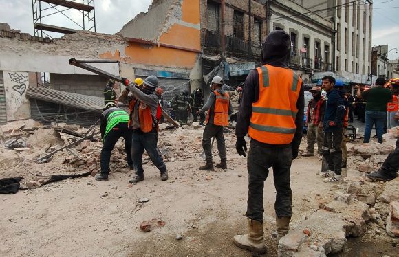 Colapsa barda en restauración en el Centro Histórico de CDMX; hay cuatro lesionados