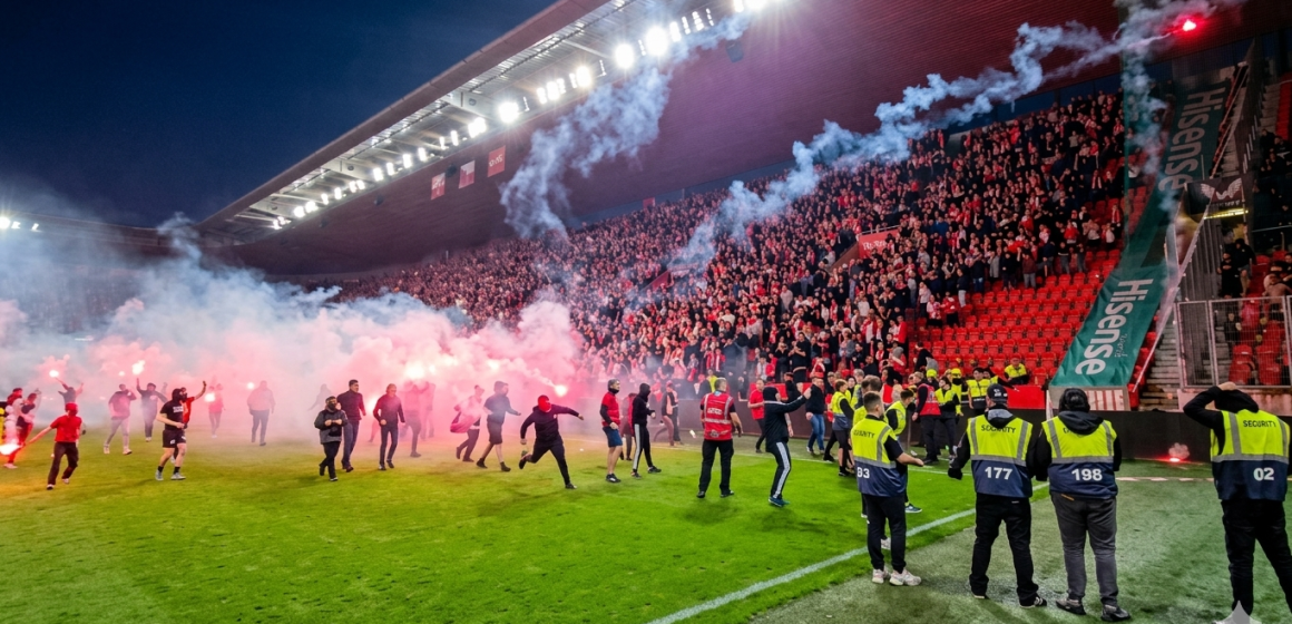 El caos vence al fútbol: Se suspende el derbi de Praga por invasión y violencia