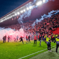El caos vence al fútbol: Se suspende el derbi de Praga por invasión y violencia