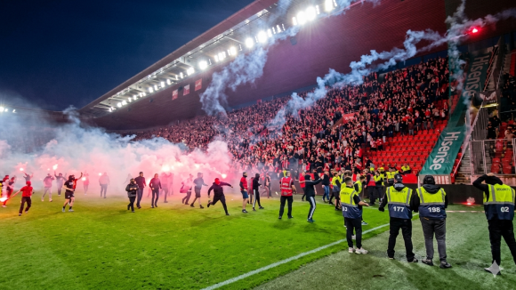El caos vence al fútbol: Se suspende el derbi de Praga por invasión y violencia
