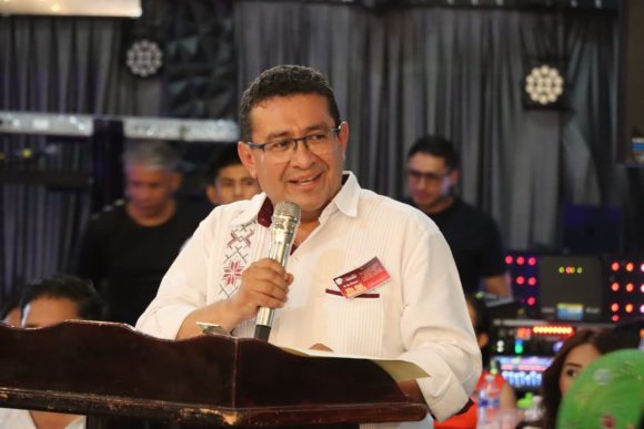 La transformación de México inicia en el salón de clases: Pável Gaspar reconoce a maestros en Chiautla de Tapia
