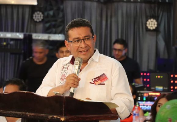 La transformación de México inicia en el salón de clases: Pável Gaspar reconoce a maestros en Chiautla de Tapia