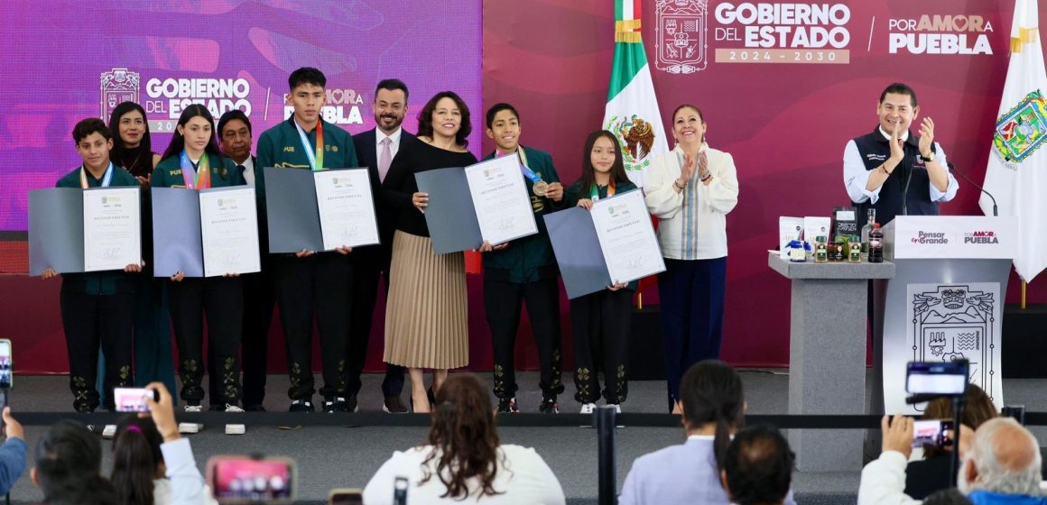 Premian esfuerzo de atletas poblanos en Olimpiada CONADE 2026
