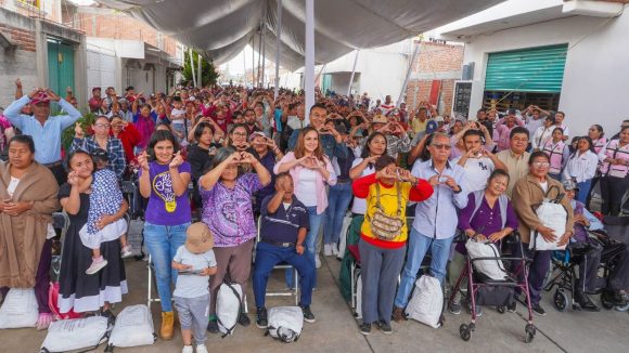 Fortalecen atención a personas vulnerables con entrega de despensas en Huejotzingo