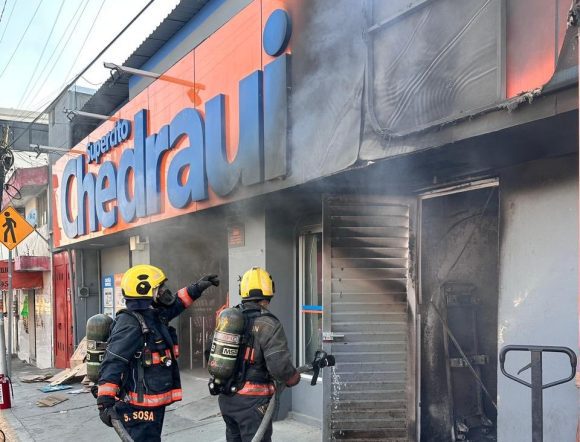 Incendio en tienda de autoservicio de Vista del Valle es controlado sin personas lesionadas