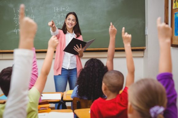 Día del Maestro: docentes gastan hasta mil 500 pesos de su bolsillo para dar clases