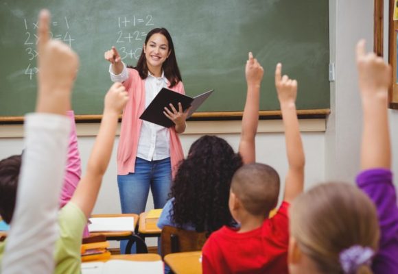 Día del Maestro: docentes gastan hasta mil 500 pesos de su bolsillo para dar clases
