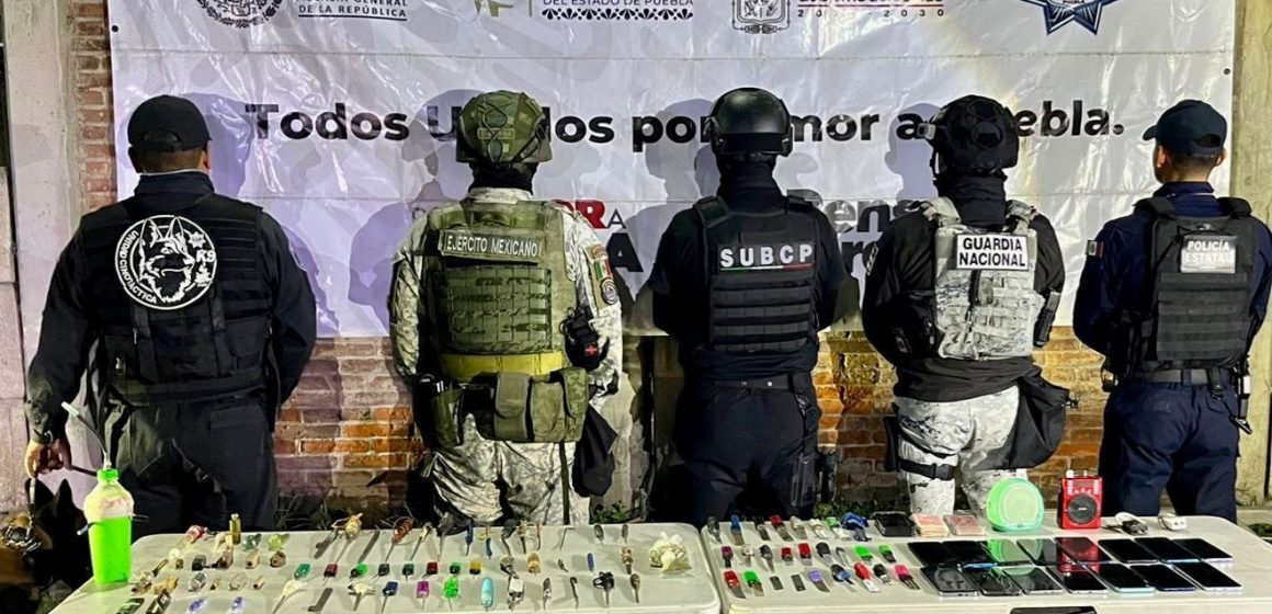 Decomisan celulares y armas punzocortantes en operativos en penales de Puebla y Tepexi