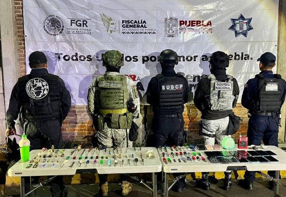 Decomisan celulares y armas punzocortantes en operativos en penales de Puebla y Tepexi