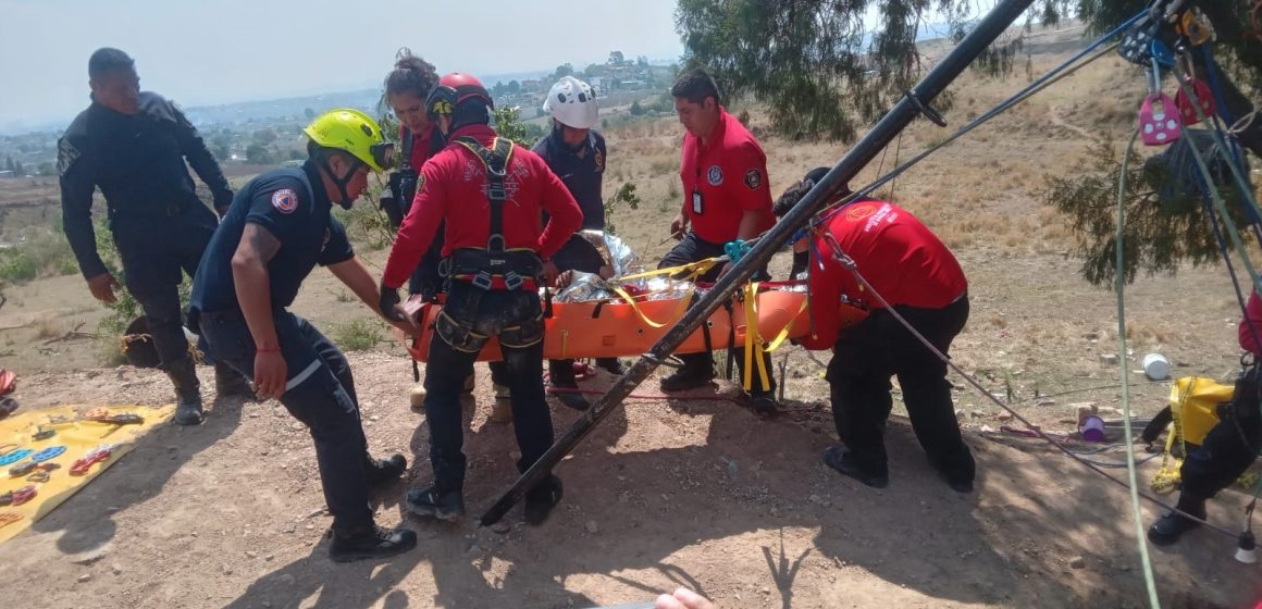 Rescatan con vida a hombre que cayó a un pozo en Santa Clara Ocoyucan