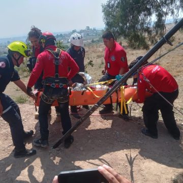Rescatan con vida a hombre que cayó a un pozo en Santa Clara Ocoyucan