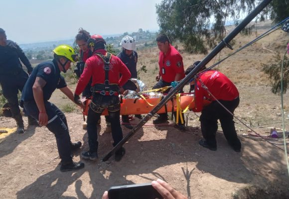 Rescatan con vida a hombre que cayó a un pozo en Santa Clara Ocoyucan