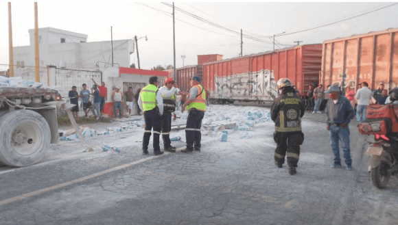 El tren embiste y destroza tráiler de carga en Amozoc