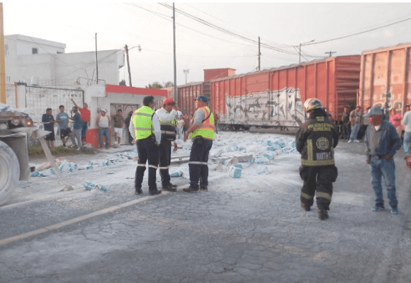 El tren embiste y destroza tráiler de carga en Amozoc