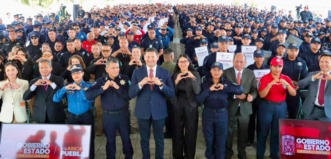 Se gradúan 330 policías en Puebla para fortalecer el combate a la delincuencia