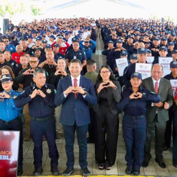 Se gradúan 330 policías en Puebla para fortalecer el combate a la delincuencia