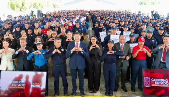 Se gradúan 330 policías en Puebla para fortalecer el combate a la delincuencia