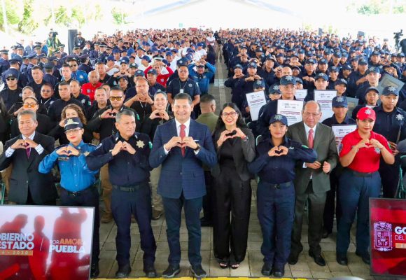 Se gradúan 330 policías en Puebla para fortalecer el combate a la delincuencia