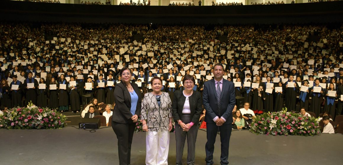 Culminan estudios 802 alumnos BUAP de la prepa 2 de Octubre de 1968